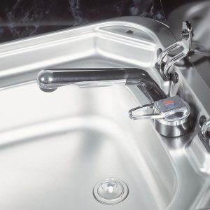 Grifo mezclador para fregadero con tapa